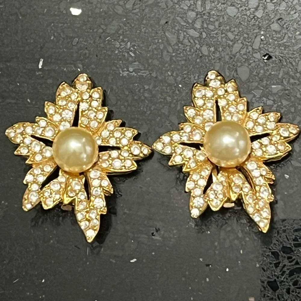 Kenneth Jay Lane KJL vintage estate pearl floral large clip on gold earrings QVC - Picture 2 of 4